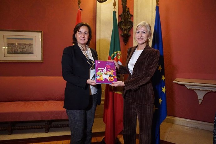 La consejera de Desarrollo Educativo y Formación Profesional de la Junta de Andalucía, Patricia del Pozo (d), recibe a la Cónsul General de Portugal en Sevilla, Claudia Boesch.