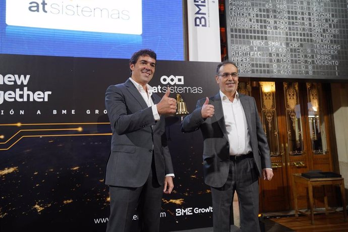El director de seguridad y el consejero delegado de atSistemas,  Miguel Ángel Sacristán Salvador y José Manuel Rufino Fernández, durante el toque de campana de la compañía en el Palacio de la Bolsa de Madrid, a 20 de diciembre de 2022.