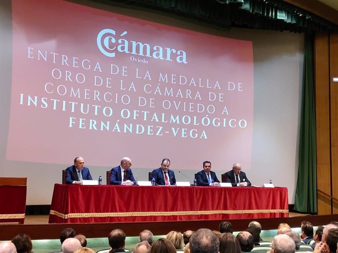 Entrega de la Medalla de Oro de la Cámara de Comercio de Oviedo al Instituto Oftalmológico Fernández-Vega