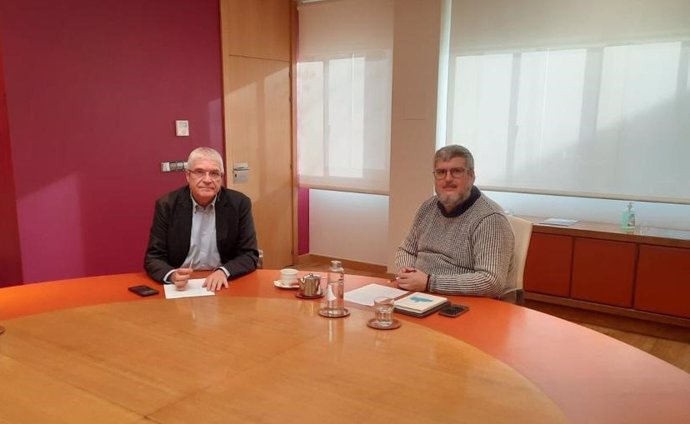A la derecha, el senador de ERC, Jordi Martí Deulofeu, y a la izquierda el presidente de Renfe-Operadora, Isaías Táboas, durante la reunión que han mantenido.