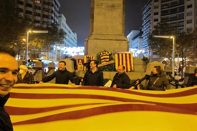 El PAR hace ondear una gran bandera de Aragón ante el monumento al Justicia en el día de los derechos y libertades de la comunidad autónoma.