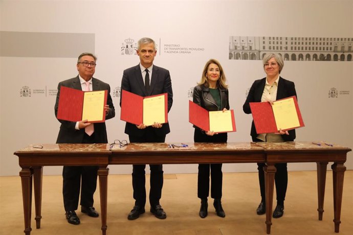 El lalcalde de Almendralejo, la ministra de Transportes y la consejera de Vivienda, en la firma del convenio para el Barrio del Mercado.