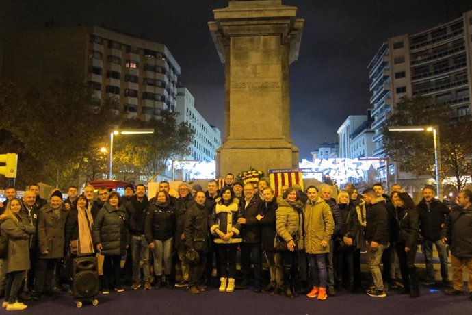 Diez organizaciones aragonesistas celebran el Día del Justicia de Aragón, ante su monumento en la plaza de Aragón de Zaragoza.