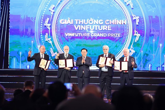 The Grand Prize Winners being presented by  Mr. Vuong Dinh Hue - Chairman of the National Assembly of Vietnam.  From left to right: Sir Tim Berners-Lee, Dr. Vinton Gray Cerf,  Dr. Emmanuel Desurvire and Professor Sir David Neil Payne