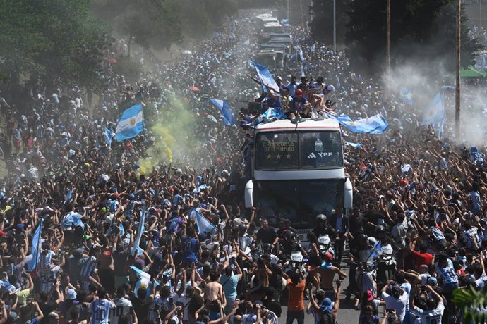 20 December 2022, Argentina, Buenos Aires: The Argentine soccer team bus welcomed by fans during the celebration parade upon their arrival after winning the FIFA World Cup Qatar 2022. Photo: Pepe Mateos/telam/dpa