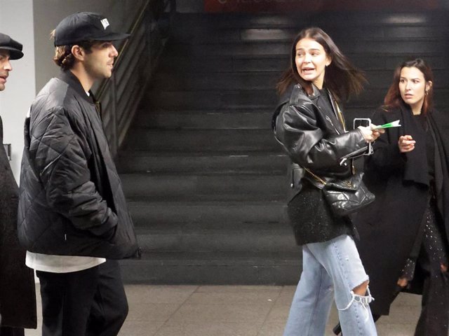 Laura Escanes y Álvaro de Luna, llegando juntos al concierto de Aitana