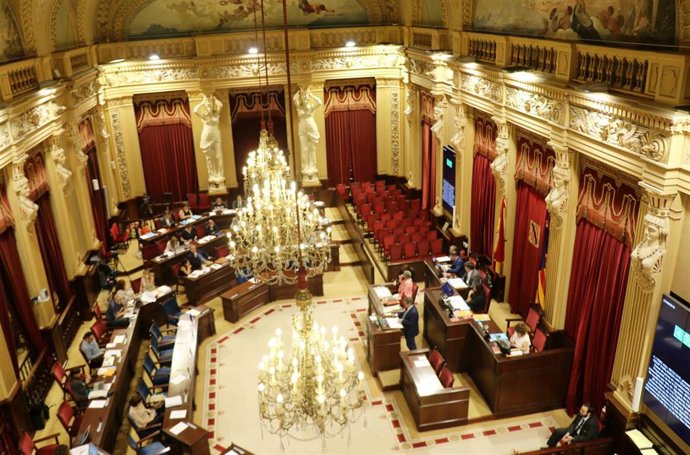 Archivo - La sala de plenos del Parlament o sala de las cariátides