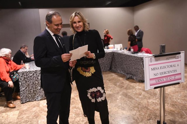 El candidato a decano de Compromiso Abogacía, Eugenio Ribón, junto con su vicedecana,  Isabel Winkels, durante las elecciones a la Junta de Gobierno del Colegio de la Abogacía de Madrid (ICAM).