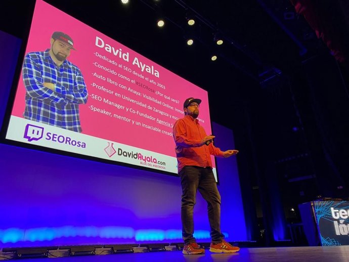 David Ayala dando ponencia.