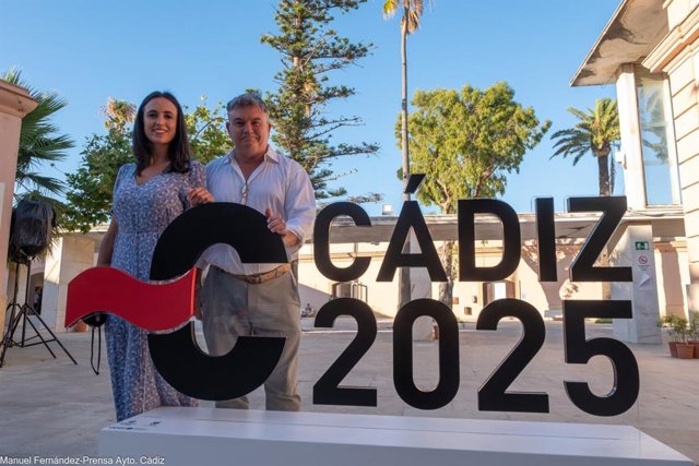 Lola Cazalilla y Paco Cano con el logo de la candidatura de Cádiz al X Congreso de la Lengua Española.