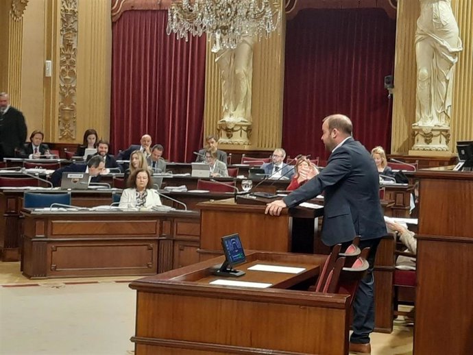 El conseller de Medio Ambiente y Territorio, Miquel Mir, durante su intervención.