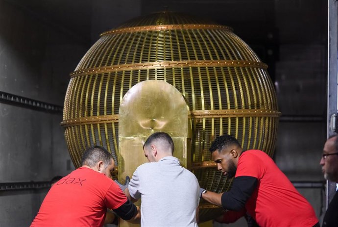 Personal de mantenimiento desplaza uno de los bombos del Sorteo Extraordinario de Navidad en el Teatro Real, a 14 de diciembre de 2022, en Madrid (España). El Sorteo Extraordinario de Navidad, que se celebra el 22 de diciembre, se retransmitirá por RTVE
