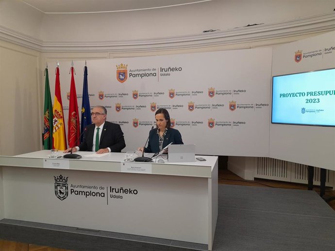 El alcalde, Enrique Maya, y la concejala de Servicios Generales, María Echávarri, en la rueda de prensa