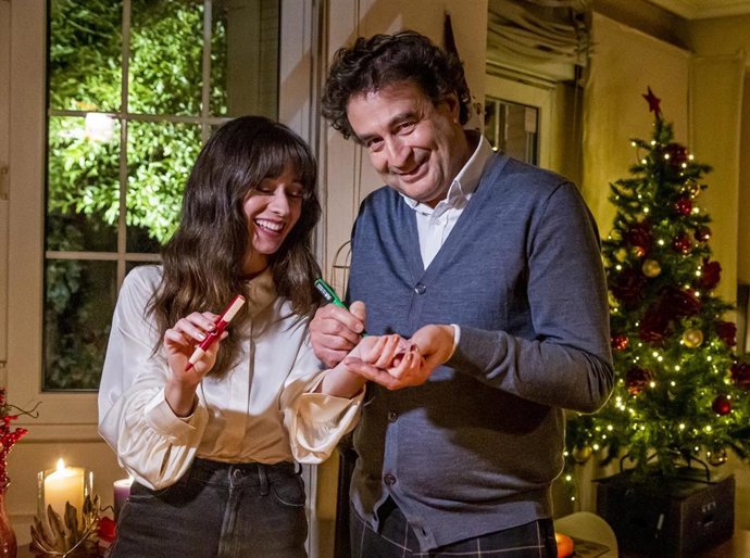 Archivo - Elena Rivera y Pepe Rodríguez, embajadores de la campaña solidaria Un Juguete, una Ilusión, de RTVE y la Fundación Crecer Jugando