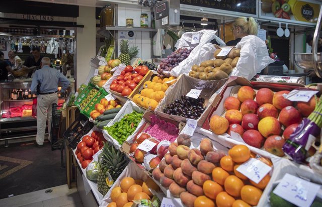 Archivo - Un puesto de frutas y verduras de un mercado de abastos. A 12 de agosto de 2022, en Sevilla (Andalucía, España).   El Índice de Precios de Consumo (IPC) ha bajado un 0,4% en Andalucía durante julio con respecto al mes anterior, mientras que la
