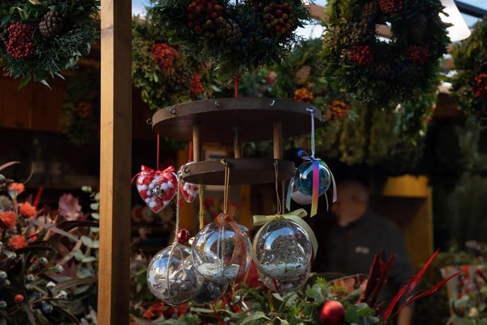 Bolas para decorar el árbol a la venta en el mercado navideño de la Fira de Santa Llúcia, a 9 de diciembre de 2022, en Barcelona