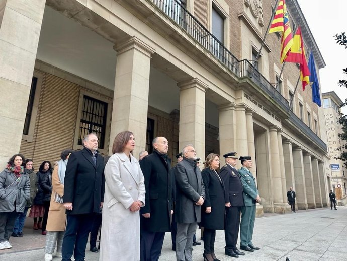 Minuto de silencio contra la violencia de género y en condena por el asesinato machista de una vecina de Zaragoza, ante la sede de la Delegación del Gobierno en Aragón.