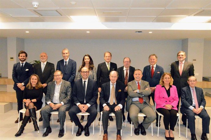 Integrantes de la nueva junta directiva de UNE