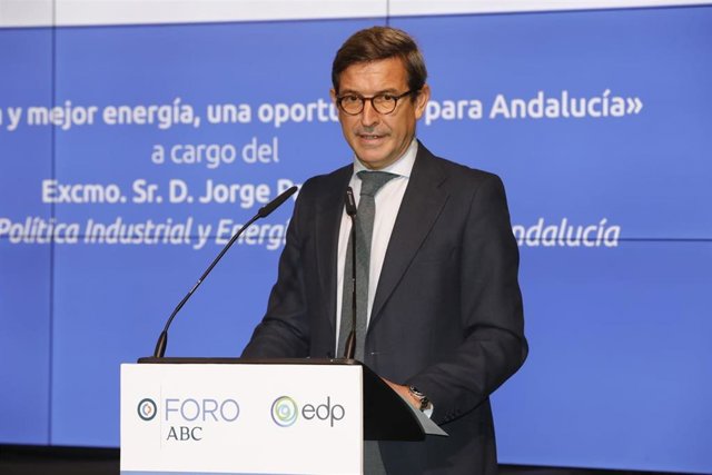 El consejero de Política Industrial y Energía, Jorge Paradela, en la conferencia coloquio 'Más industria y mejor energía, una oportunidad para Andalucía', organizada por el Foro ABC en colaboración con EDP.