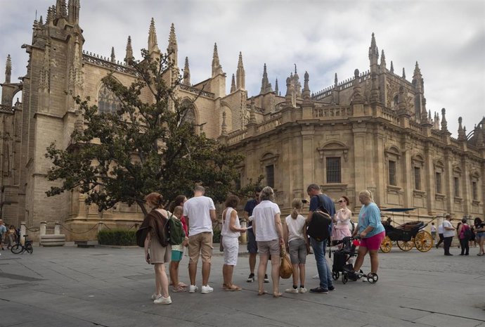 Archivo - Un grupo de turistas ante la fachada de la Catedral. 