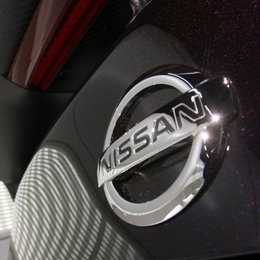 Archivo - Logotipo de Nissan en un vehículo.