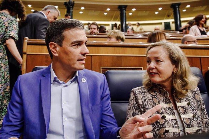 Archivo - (I-D) El presidente del Gobierno, Pedro Sánchez y la vicepresidenta primera del Gobierno y ministra de Asuntos Económicos y Transformación Digital, Nadia Calviño.