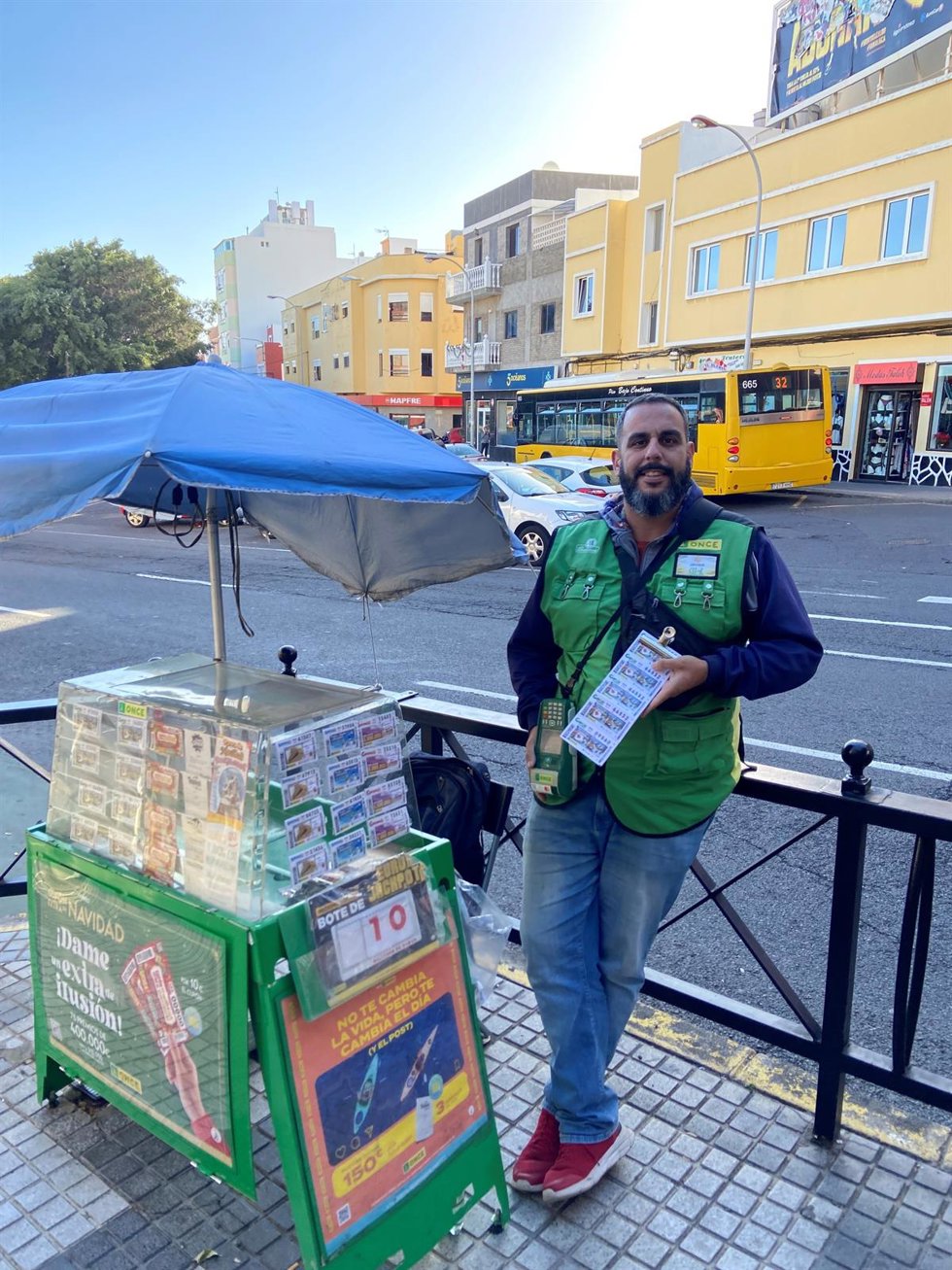 El vendedor de la ONCE Javier Rosales Ramírez ha repartido la suerte con la venta de dos cupones en su punot de venta en el barrio de Schamann de Las Palmas de Gran Canaria