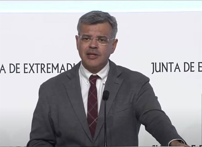 Archivo - El portavoz de la Junta de Extremadura, Juan Antonio González, en rueda de prensa en Mérida