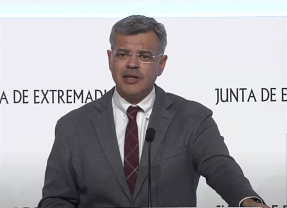Archivo - El portavoz de la Junta de Extremadura, Juan Antonio González, en rueda de prensa en Mérida