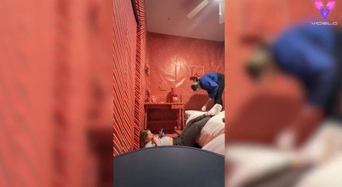 Envuelven la habitación de su amiga en papel de regalo navideño: esta fue su reacción