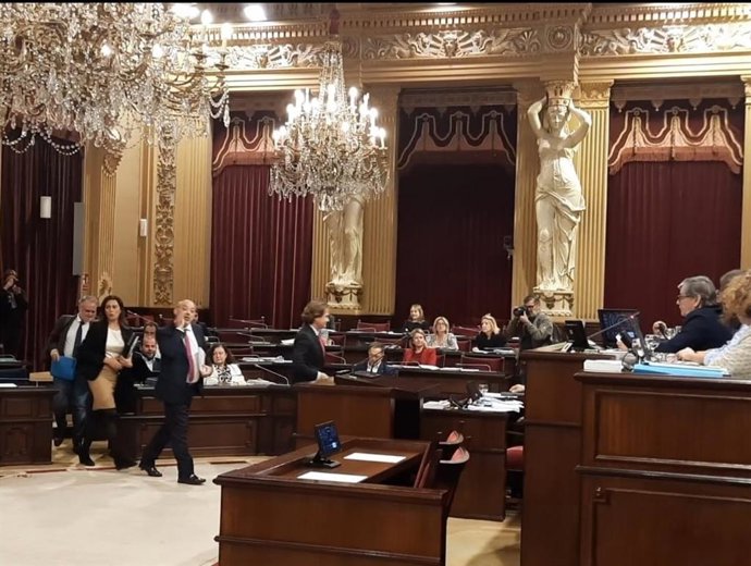 Diputados de Vox en el momento de abandonar el pleno.