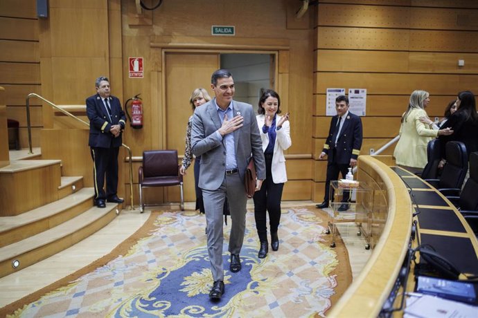 Archivo - El presidente del Gobierno, Pedro Sánchez, saluda a su llegada a su segundo 'cara a cara' en el Senado, a 18 de octubre de 2022, en Madrid (España). Sánhez y Feijóo viven este martes un nuevo debate en el Senado donde buscan "contraponer" sus 