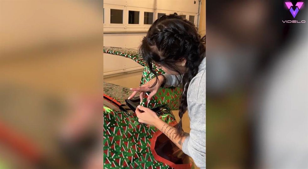 Esta chica tunea su coche con papel navideño