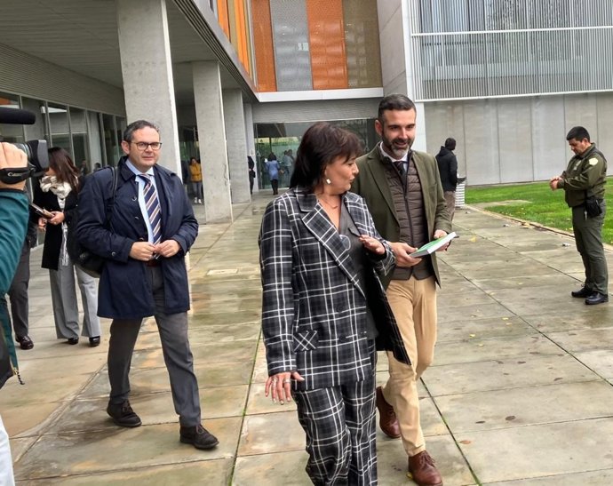 El consejero de Sostenibilidad, Medio Ambiente y Economía Azul, Ramón Fernández-Pacheco, junto a la directora ejecutiva de SEO/BirdLife, Asunción Ruiz.