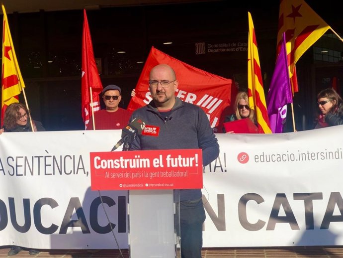 El coordinador de la Comisión de Lengua de Intersindical-CSC, Gerard Furest, en rueda de prensa el 21 de diciembre de 2022