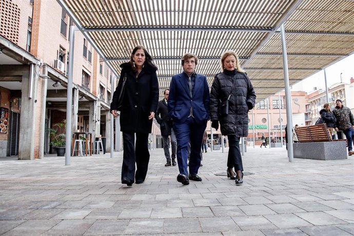 (I-D) La concejala de Tetuán, Blanca Pinedo; el alcalde de Madrid, José Luis Martínez-Almeida y la delegada de Obras y Equipamientos, Paloma García Romero.
