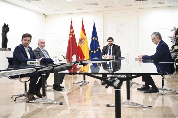 El presidente de la Comunidad, Fernando López Miras, reunido con el presidente del Colegio de Médicos de la Región de Murcia, Francisco Miralles, y el vocal de Médicos Jóvenes de la Organización Médica Colegial, Domingo A. Sánchez.