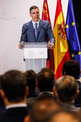 El presidente del Gobierno de España, Pedro Sánchez, interviene en la inauguración de la línea de AVE Madrid-Murcia, en la estación  Murcia del Carmen, a 19 de diciembre de 2022, en Murcia (España). En el viaje inaugural, que realiza el trayecto Madrid-