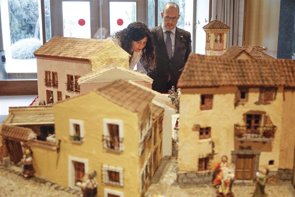 El presidente de las Cortes de C-LM, Pablo Bellido, y la vicepresidenta primera, Josefina Navarrete, junto al belen del Parlamento autonómico