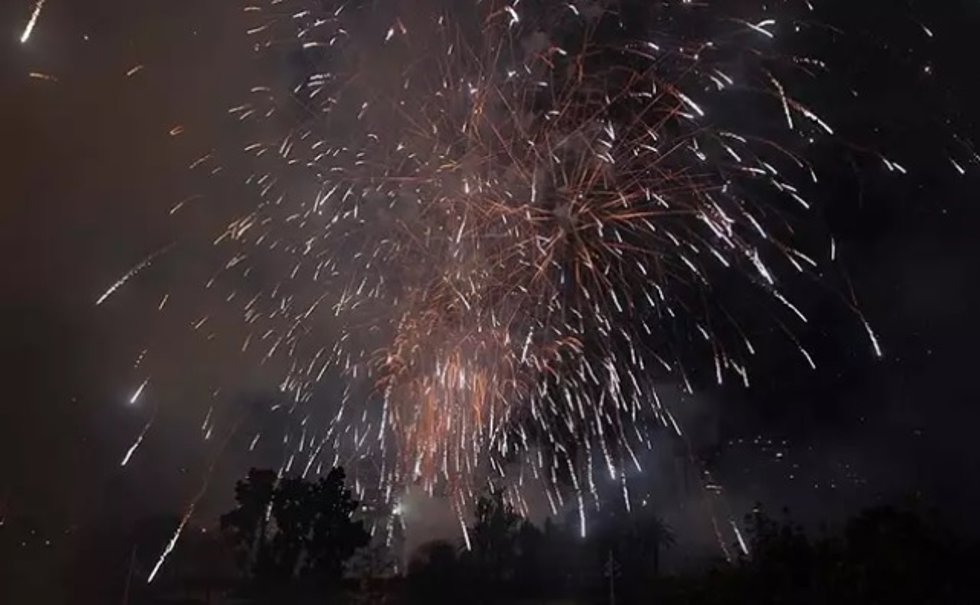 Imagen del disparo de un castillo de fuegos artificiales