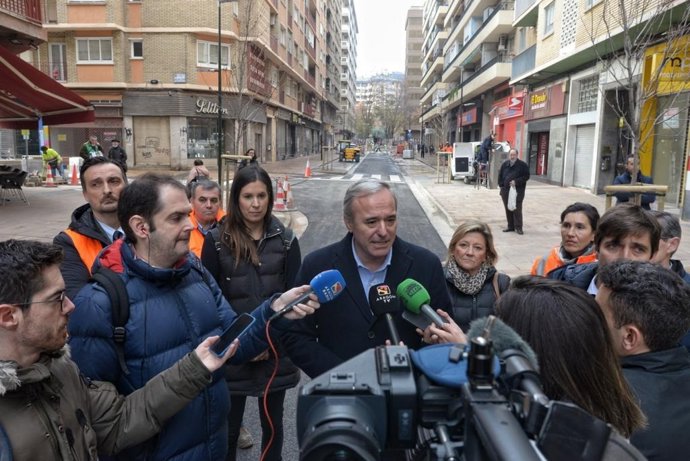 El alcalde de Zaragoza, Jorge Azcón, atiende a los medios de comunicación con motivo de su visita a los trabajos de reforma de la calle Reina Fabiola.