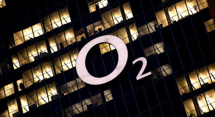 Archivo - FILED - 10 February 2014, Bavaria, Munich: The logo of the mobile phone provider O2 lights up at the Telefonica Deutschland/O2 headquarters. Photo: Sven Hoppe/dpa