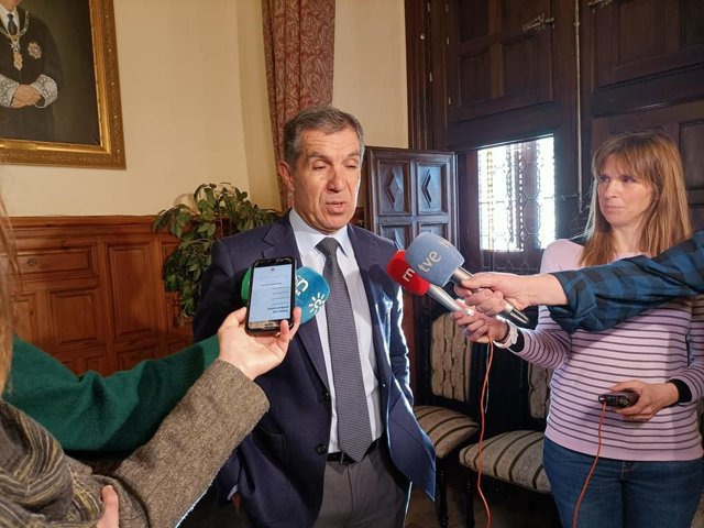 El presidente del TSJA, Lorenzo del Río, atiende a los medios en un encuentro con motivo de la Navidad.