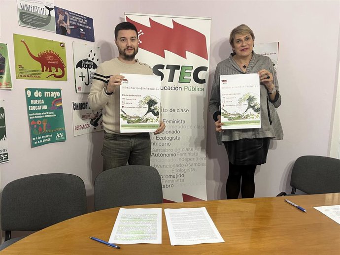 Diego San Gabriel y Belén González, del sindicato STEC con el cartel de la concentración convocada mañana, 22 de diciembre, frente al Parlamento de Cantabria