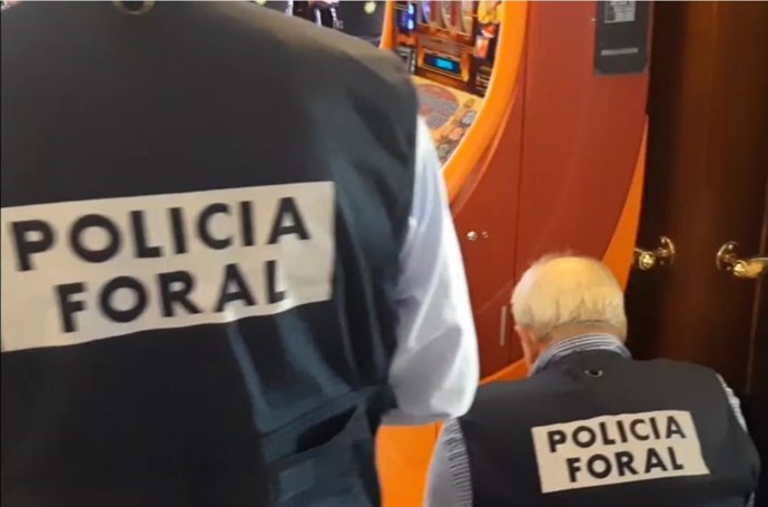 Agentes de la Brigada de Juego y Espectáculos realizando una inspección