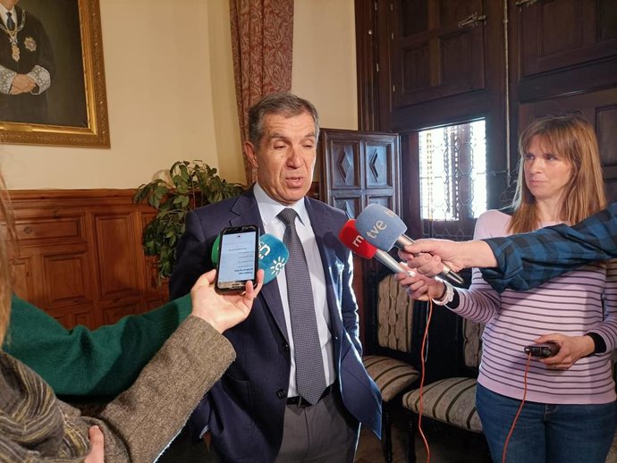El presidente del TSJA, Lorenzo del Río, atiende a los medios en un encuentro con motivo de la Navidad.