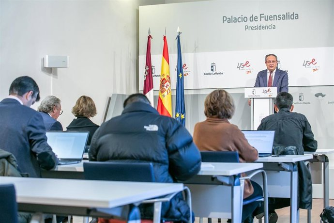 El Consejero De Hacienda Y Administraciones Públicas, Juan Alfonso Ruiz Molina, Comparece En Rueda De Prensa En El Palacio De Fuensalida, Para Informar Sobre Los Acuerdos Del Consejo De Gobierno. (Fotos: D. Esteban González // JCCM)