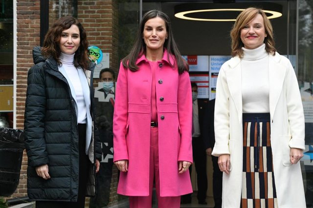 La Presidenta de la Comunidad de Madrid, Isabel Díaz Ayuso, la Reina Letizia y la Ministra de Educación y Formación Profesional, Pilar Alegría,  posan a su llegada al Hospital Infantil Universitario Niño Jesús