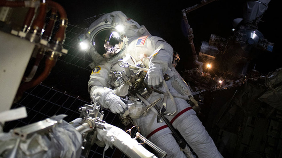 El astronauta Josh Cassada durante un paseo espacial el 15 de noviembre de 2022 para preparar la estación espacial para futuros trabajos de instalación de paneles solares.