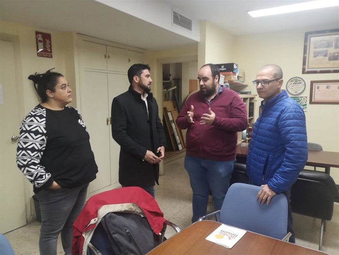 El candidato de IU, Ismael Sánchez, con representantes de la entidad Liman de Bellavista.